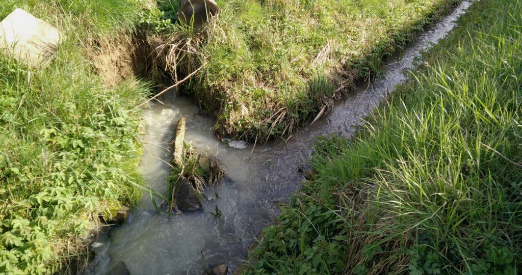 Pohlheimer Bach - Drainage trübt klares Wasser